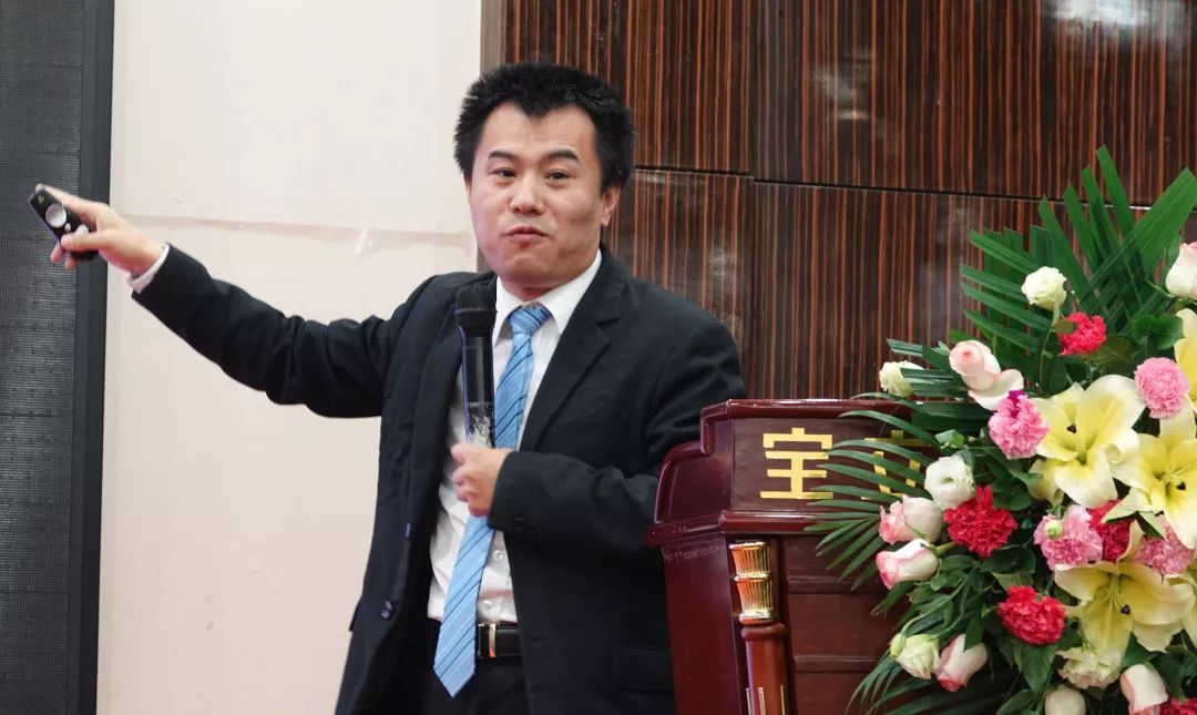 華夏易道私董會創(chuàng)始人、深圳市金融服務外包協(xié)會理事、培訓委員會副主任委員堅鵬