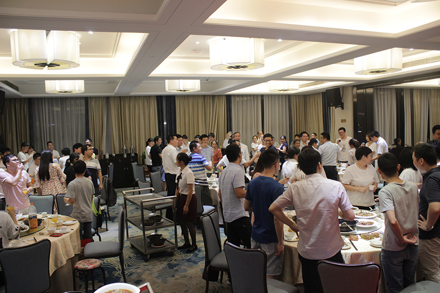 旭子人共舉杯，同慶中秋佳節(jié)