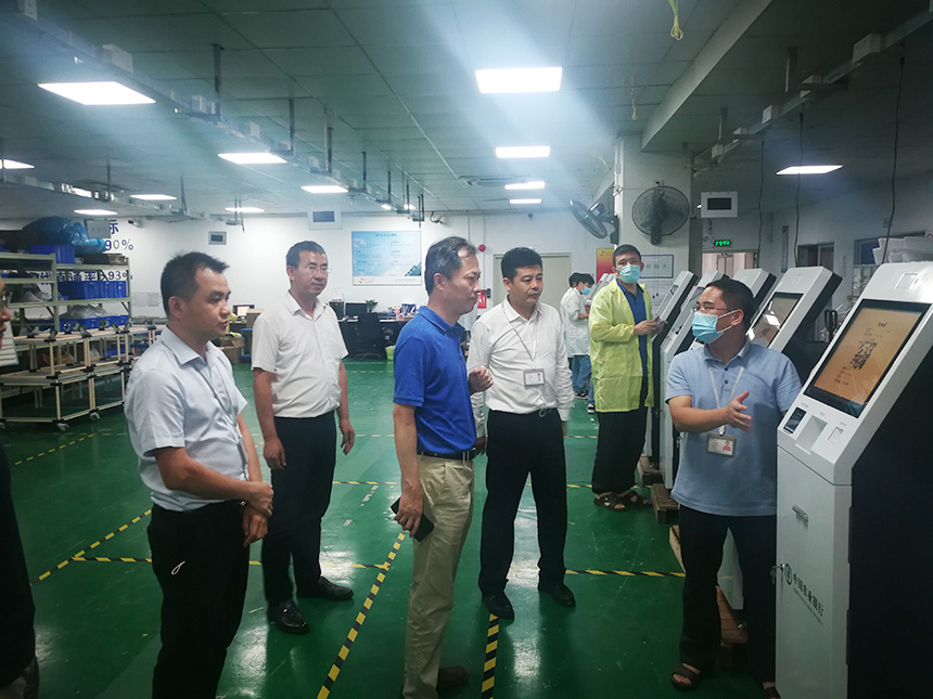 參觀車間，了解農(nóng)業(yè)銀行船票售賣設備