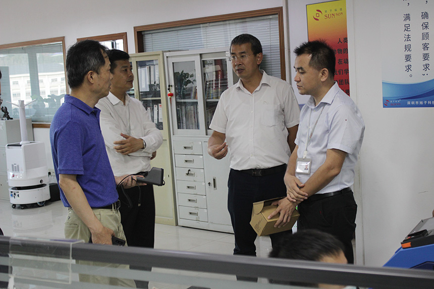 張更生董事長參觀了解旭子電子支付設備