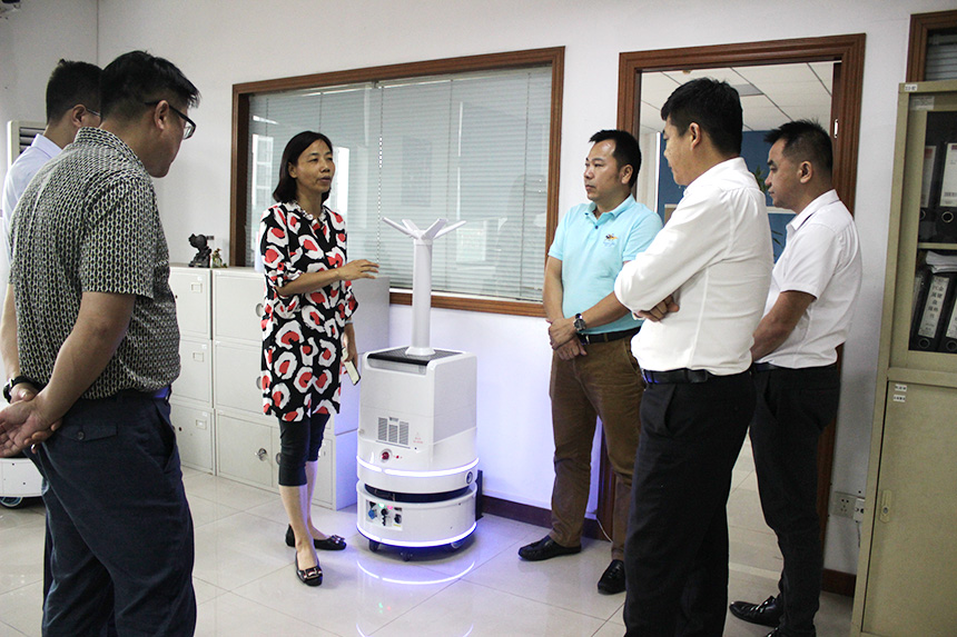 旭子消毒機(jī)器人 旭子消毒機(jī)器人