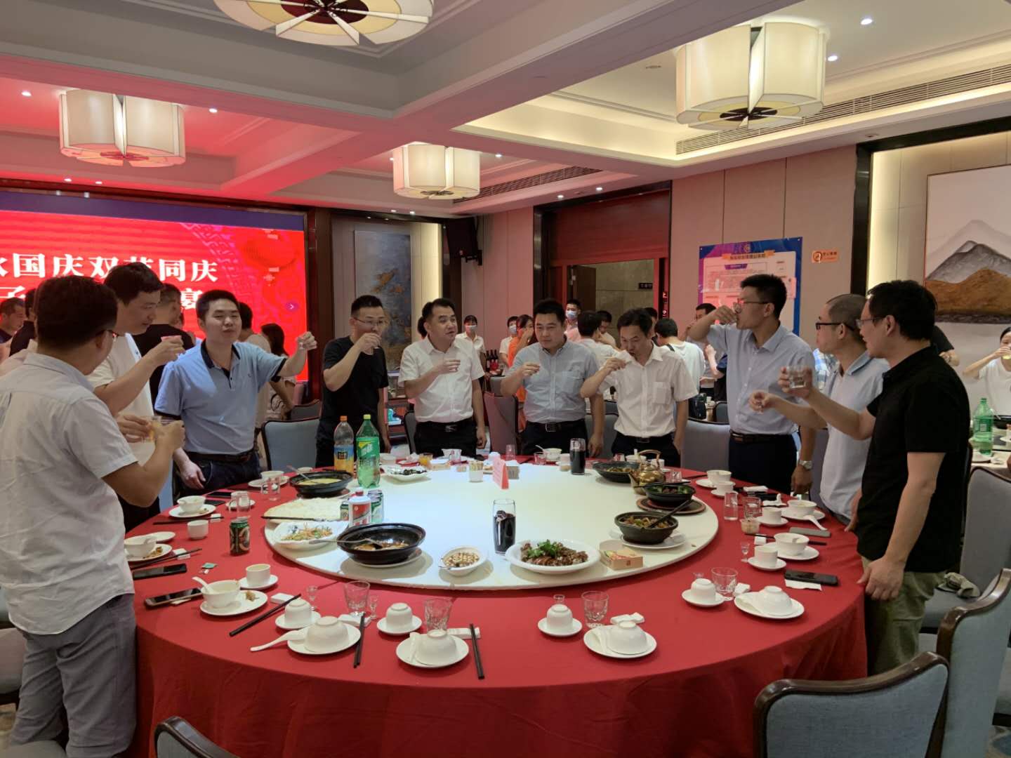 中秋國(guó)慶雙節(jié)同慶，旭子家人團(tuán)圓宴